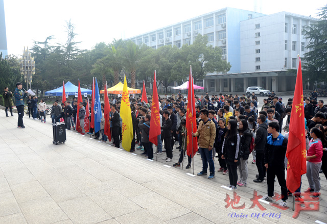 　　四、我校学生组织的户外嘉年华和素质拓展大赛同期举行，图为学生们进行滑翔伞、攀岩、攀树等多项户外技能展示。（张玉贤 魏世毅 张潇丹摄）