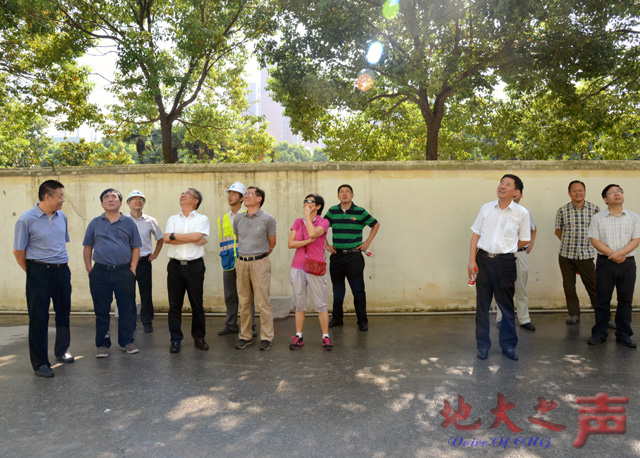 　　为确保新学期学校各项工作安全有序进行，9月2日，学校开展新学期校园检查。在校校领导，相关部门负责人对南望山庄西侧围墙、学生宿舍、图书馆、游泳馆、教学综合楼等维修改造及在建项目进行检查。（张玉贤 周曦摄）