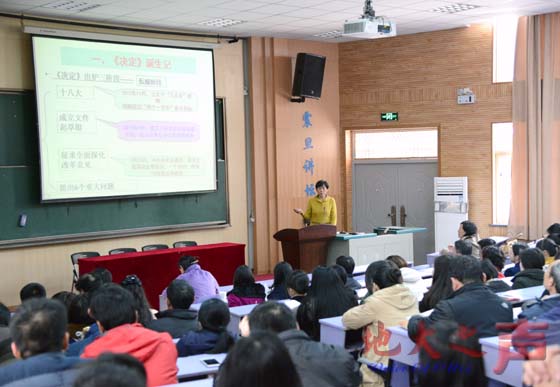 3月14日，我校在教三楼110教室召开党的十八届三中全会精神专题报告会，学习传达党的十八届三中全会精神。校党委副书记朱勤文作专题报告，机关全体党员参加学习。（张玉贤摄）