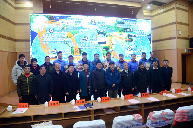 　　九、全体与会领导嘉宾与登山队员合影留念。（张玉贤摄）
