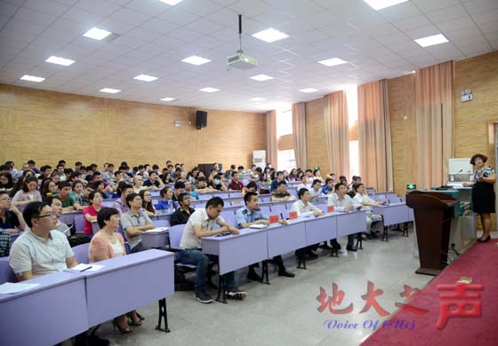 一、乌鲁木齐市政协委员古丽·如司台木作题为“正确认识和对待宗教”的主题报告。