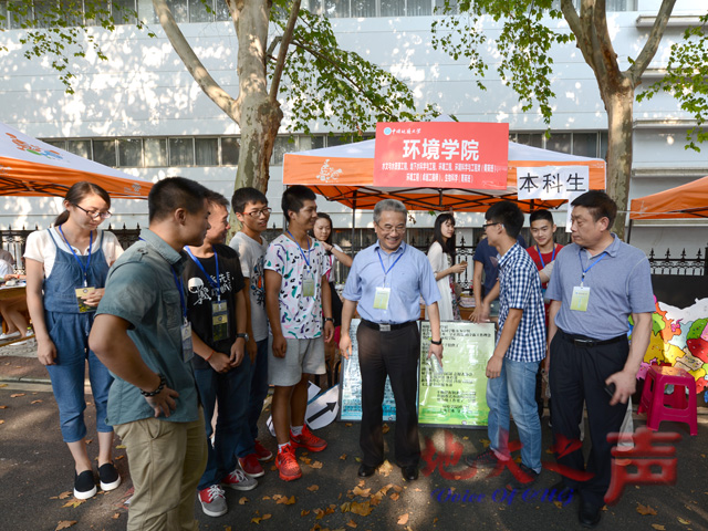 　　9月9日，校长王焰新、校党委副书记傅安洲到各迎新点看望迎新工作人员，并了解新生报到情况。（屠傲凌摄）