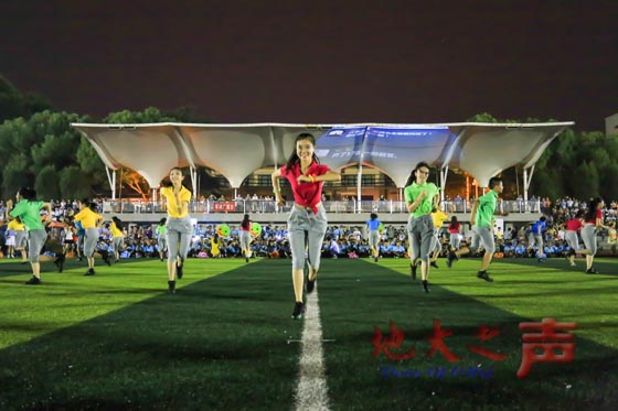 9月25日晚，2014年迎新晚会在我校西区体育场举行。晚会在各营队嘹亮的歌声中拉开帷幕，由2014级新生、海军工程大学教官及学长们带来的《壮志飞扬》、《强军战歌》、《响当当的连队》、《夜来香》、《小苹果》、《Nobody》、《勘探队员之歌》等一系列精彩的节目给师生带来了一个难忘的夜晚。（刘宏宇摄）