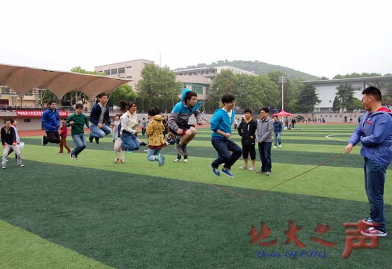 　4月13日，春意盎然，信息工程学院“激扬青春”运动会在西区田径场举行。本次比赛分为正式项目和趣味项目，丰富多彩的项目与游戏，使得比赛现场趣味十足。（王渊  刘芳男摄）