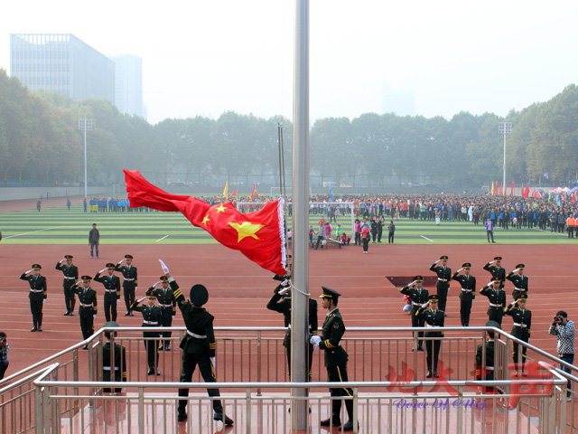 　　二、升旗仪式举行