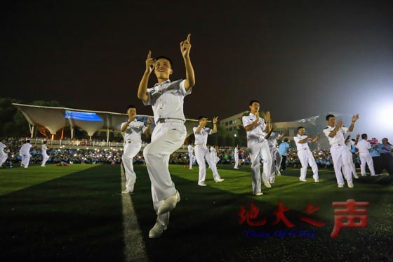9月25日晚，2014年迎新晚会在我校西区体育场举行。晚会在各营队嘹亮的歌声中拉开帷幕，由2014级新生、海军工程大学教官及学长们带来的《壮志飞扬》、《强军战歌》、《响当当的连队》、《夜来香》、《小苹果》、《Nobody》、《勘探队员之歌》等一系列精彩的节目给师生带来了一个难忘的夜晚。（刘宏宇摄）
