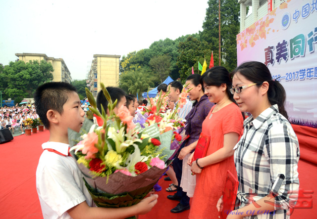 　　二、教师节致敬——向优秀教师代表献花。（张玉贤 魏世毅摄）