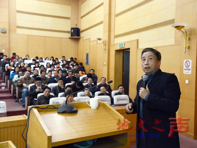 　　3月26日，校党委中心组举行扩大会议，第十二届全国政协委员、我校地球科学学院李长安教授传达“两会”精神。在校校领导、全校副处及以上干部、各民主党派负责人、机关科级干部、马克思主义学院全体教师等参加会议。（屠傲凌摄）