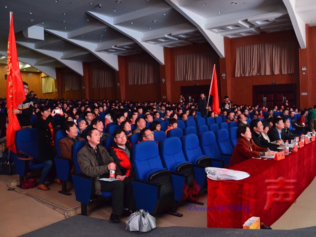 　　11月23日，大学生学习党的十八大、十八届三中、四中全会精神知识竞赛活动决赛在弘毅堂举行，校党委书记郝翔，校党委副书记朱勤文、傅安洲，相关职能部门负责人及1600余名师生参加知识竞赛活动。（周子豪 韩紫嫣摄）