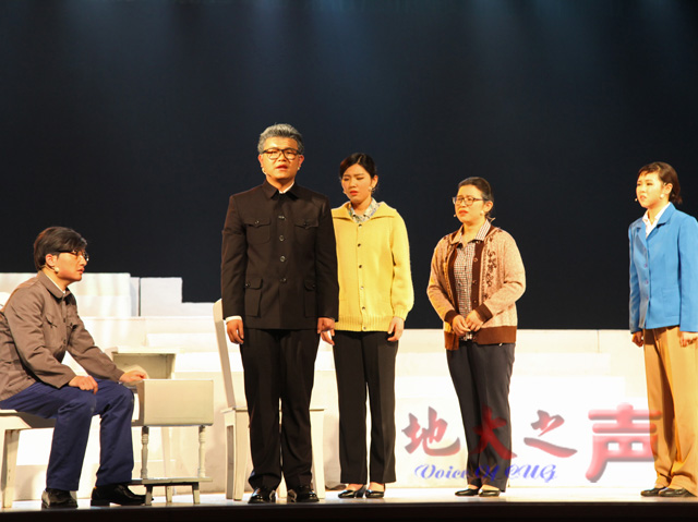 　　4月20日，由我校以著名地质学家李四光先生为原型编创的校园原创话剧《大地之光》在弘毅堂开演，本次演出由师生同台表演，并在部分主角上实现了A、B角。（张庭宁 韩紫嫣摄）