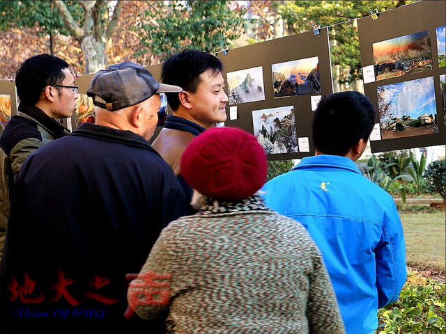 　　12月30日，2014年中国地质大学（武汉）山野摄影协会影展在校东区化石林展出，此次影展共展出影协会员拍摄创作的作品120余幅，精彩的作品吸引了众多观众的驻足观看。（李建军 屠傲凌摄）