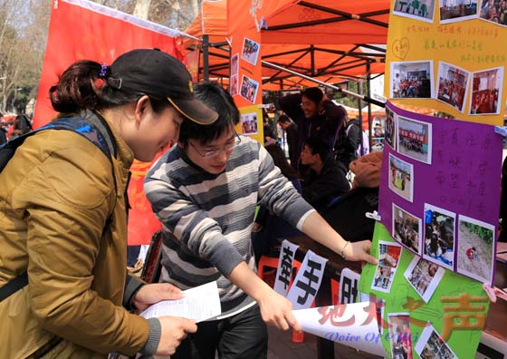 　近日，我校“百团大战”在校园内掀起阵阵硝烟，“主持人社”、“牵手助学团”、“花卉协会”等近百个社团的招新点俨然一派招聘会景象，人气爆棚。（张玉贤 刘宏宇 周子豪摄）